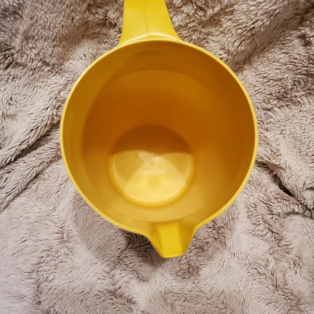 70s Vintage Rubbermaid 2440 Classic 2 1/4 Quart Harvest Gold Pitcher w/White Lid
